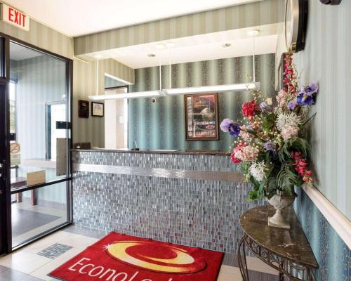 a restaurant with a vase of flowers on a table at Rodeway Inn & Suites New Orleans Gentilly in New Orleans