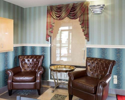 two chairs and a table in a room at Rodeway Inn & Suites New Orleans Gentilly in New Orleans