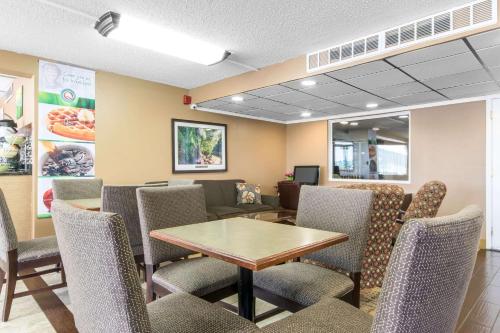 a waiting room with a table and chairs at Quality Inn & Suites Horse Cave - Cave City in Horse Cave