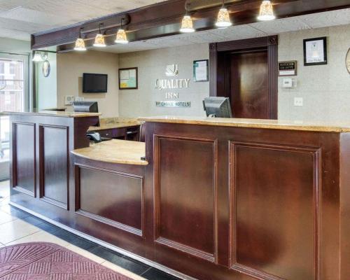 a waiting area of a dental office with a counter at Quality Inn Shreveport Airport in Shreveport