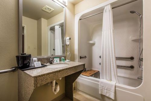 A bathroom at Quality Suites New Iberia