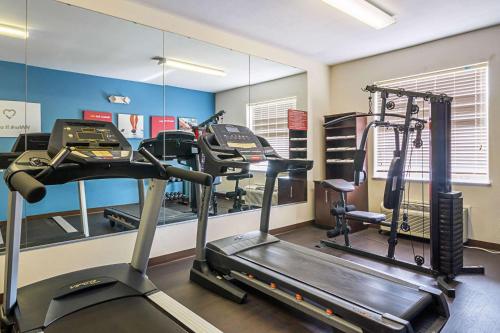 Het fitnesscentrum en/of fitnessfaciliteiten van Comfort Suites Lake Charles