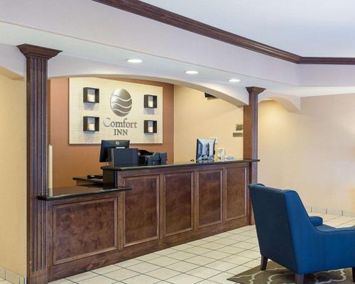 a lobby with a waiting area with a waiting desk at Comfort Inn Marrero - New Orleans West in Marrero