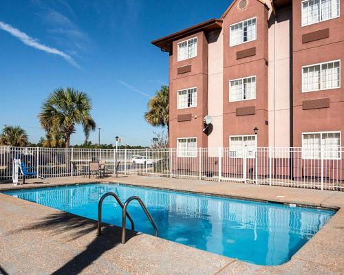 a swimming pool in front of a building at Econo Lodge Inn & Suites Natchitoches in Natchitoches