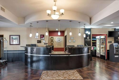 a restaurant with a bar in the middle of a room at Comfort Suites Sulphur-Lake Charles in Sulphur