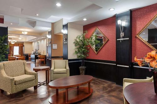a waiting room with chairs and tables in a hospital at Comfort Suites Sulphur-Lake Charles in Sulphur