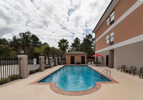 a swimming pool in front of a building at Comfort Suites Sulphur-Lake Charles in Sulphur
