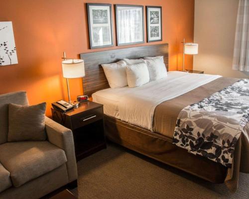 Habitación de hotel con cama y silla en Sleep Inn & Suites Medical Center en Shreveport