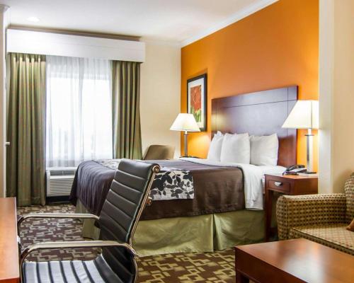 Säng eller sängar i ett rum på Sleep Inn & Suites I-20