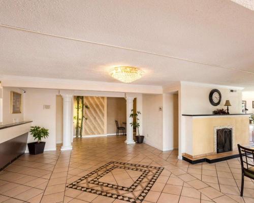 Kuchyň nebo kuchyňský kout v ubytování Sunrise Inn & Suites New Orleans