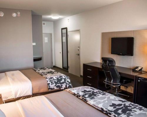 Кровать или кровати в номере Sleep Inn & Suites Shreveport near Medical Center