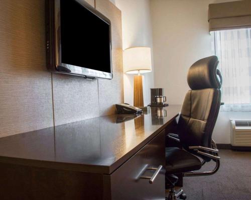 Телевизор и/или развлекательный центр в Sleep Inn & Suites Shreveport near Medical Center
