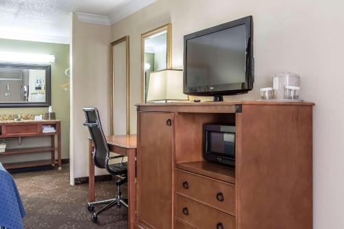 TV a/nebo společenská místnost v ubytování Clarion Inn Morgan City