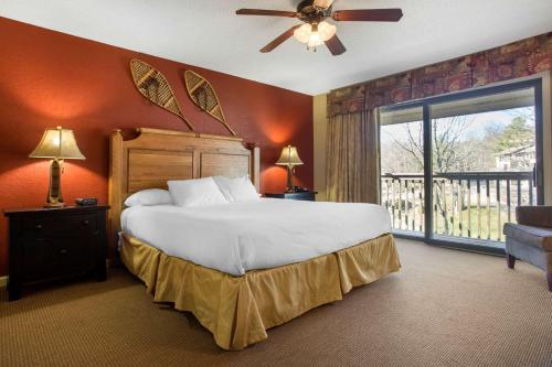um quarto com uma cama grande e uma varanda em Bluegreen Vacations Blue Ridge Village, an Ascend Resort em Banner Elk