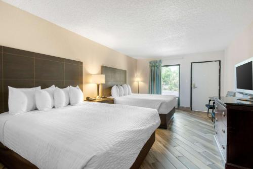 Кровать или кровати в номере Clarion Inn & Suites Kissimmee-Lake Buena Vista South
