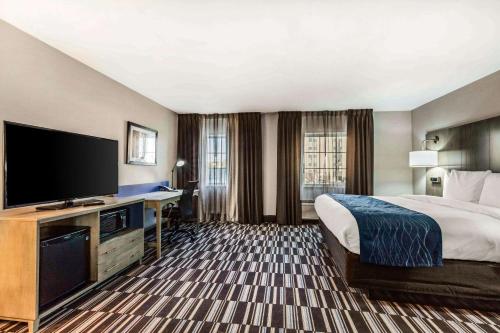 una camera d'albergo con un letto e una TV a schermo piatto di Comfort Inn Memphis Airport West a Memphis