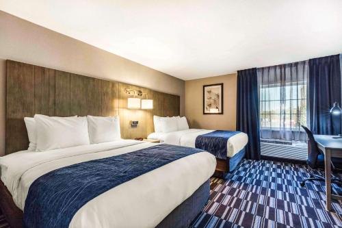 Pokój hotelowy z 2 łóżkami i biurkiem w obiekcie Comfort Inn Airport w mieście Memphis