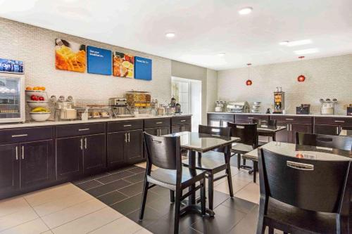 Set per la preparazione di tè e caffè presso Comfort Inn Memphis Airport West