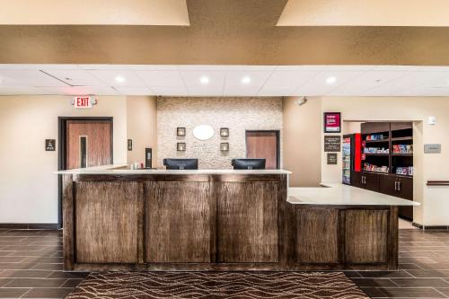 a lobby with a bar in a hospital at Comfort Suites Grand Prairie - Arlington North in Grand Prairie