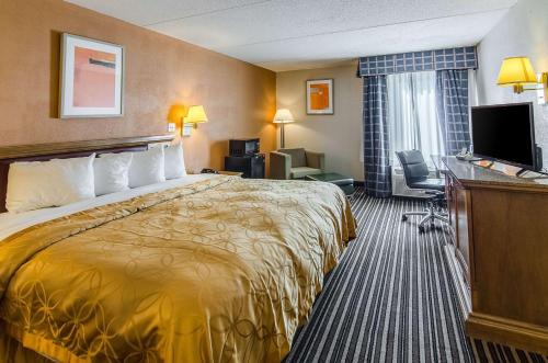 Tempat tidur dalam kamar di Econo Lodge Inn & Suites