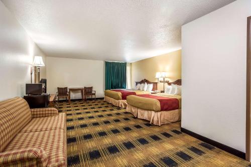 um quarto de hotel com duas camas e um sofá em Econo Lodge Inn & Suites Fairview Heights near I-64 St Louis em Fairview Heights