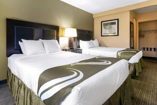 2 camas grandes en una habitación de hotel en Quality Inn & Suites, en Charleston