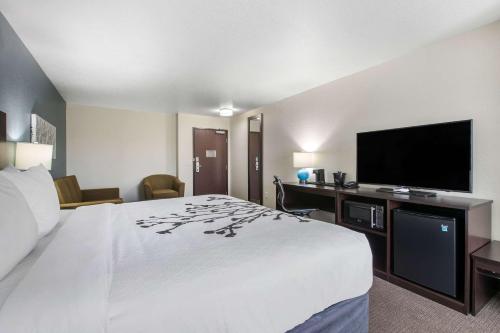 TV a/nebo společenská místnost v ubytování Sleep Inn & Suites Ankeny - Des Moines