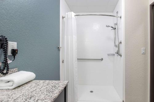Koupelna v ubytování Sleep Inn & Suites Ankeny - Des Moines