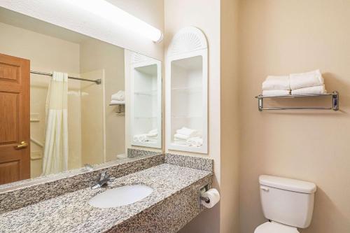 Koupelna v ubytování Quality Inn & Suites Lampasas