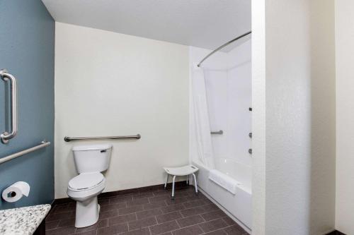 Koupelna v ubytování Sleep Inn & Suites Ankeny - Des Moines
