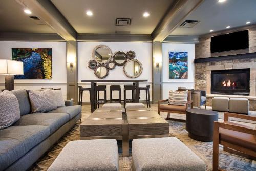 a living room with a couch and a fireplace at The Inn at Riverwalk in Edwards