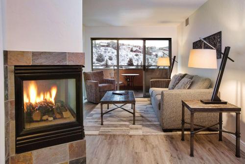 a living room with a fireplace and a couch at The Inn at Riverwalk in Edwards