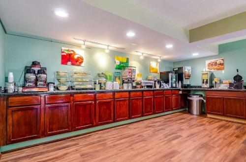 een keuken met houten kasten en een aanrecht bij Quality Inn & Suites Creedmoor - Butner in Creedmoor