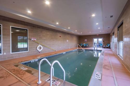 a swimming pool in a building with a basketball hoop at Comfort Inn & Suites - Harrisburg Airport - Hershey South in Middletown