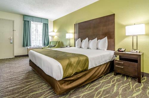 Ένα ή περισσότερα κρεβάτια σε δωμάτιο στο Quality Inn & Suites Creedmor - Butner