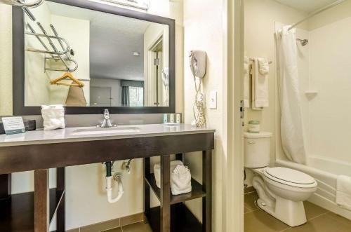 Ένα μπάνιο στο Quality Inn & Suites Creedmor - Butner