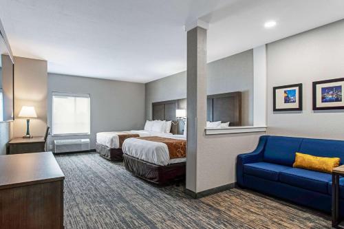 Un pat sau paturi într-o cameră la Comfort Suites Grove City - Columbus South