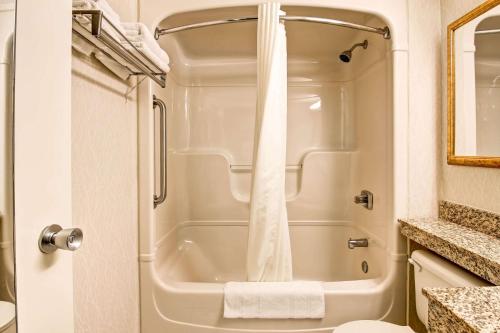 Ein Badezimmer in der Unterkunft Quality Inn - Kitchener