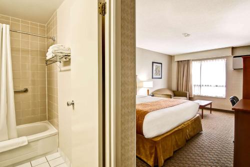 Ένα ή περισσότερα κρεβάτια σε δωμάτιο στο Quality Inn