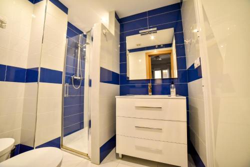 セビリアにあるAlohaMundi Moratinのバスルーム(洗面台、シャワー付)