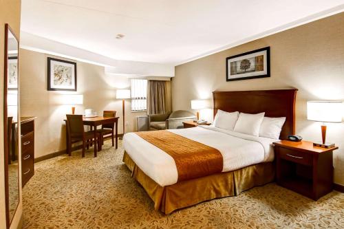 um quarto de hotel com uma cama grande e uma secretária em Quality Inn - Kitchener em Kitchener