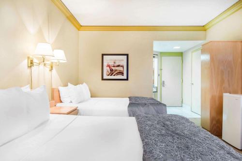 Кровать или кровати в номере Travelodge by Wyndham Trois-Rivieres