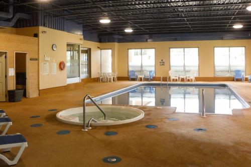 una piscina con bañera en el centro de una habitación en Quality Inn Owen Sound, en Owen Sound