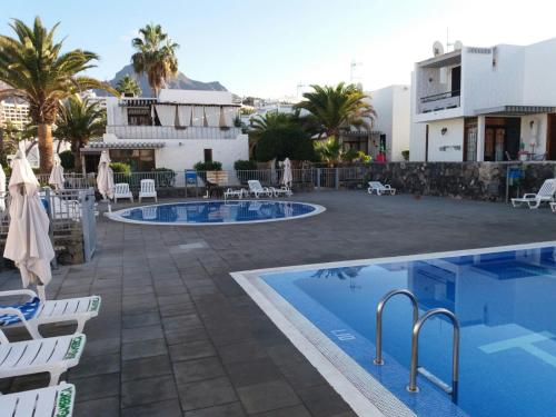 The swimming pool at or close to APARTAMENTOS BUNGAMERICA n114