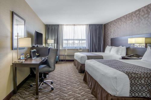 Ein Bett oder Betten in einem Zimmer der Unterkunft Clarion Hotel