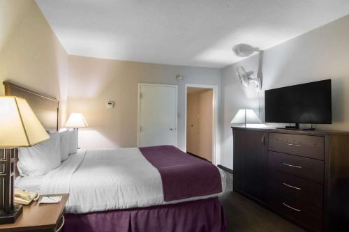 Ένα ή περισσότερα κρεβάτια σε δωμάτιο στο Quality Inn & Suites Yellowknife