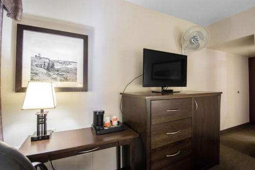Μια τηλεόραση ή/και κέντρο ψυχαγωγίας στο Quality Inn & Suites Yellowknife