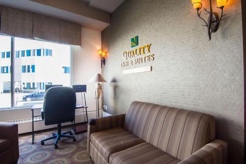 Χώρος καθιστικού στο Quality Inn & Suites Yellowknife