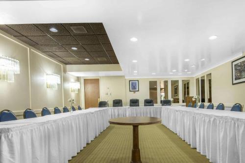 Econo Lodgeにあるビジネスエリアまたは会議室