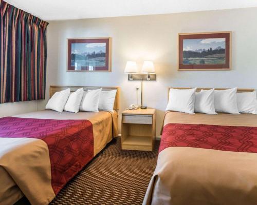เตียงในห้องที่ Econo Lodge Colorado Springs Downtown